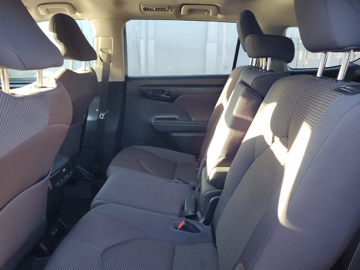 Used 2023 Toyota Highlander L FWD image 9