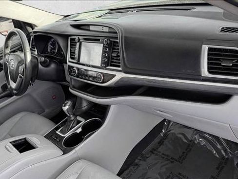Used 2019 Toyota Highlander Limited image 23