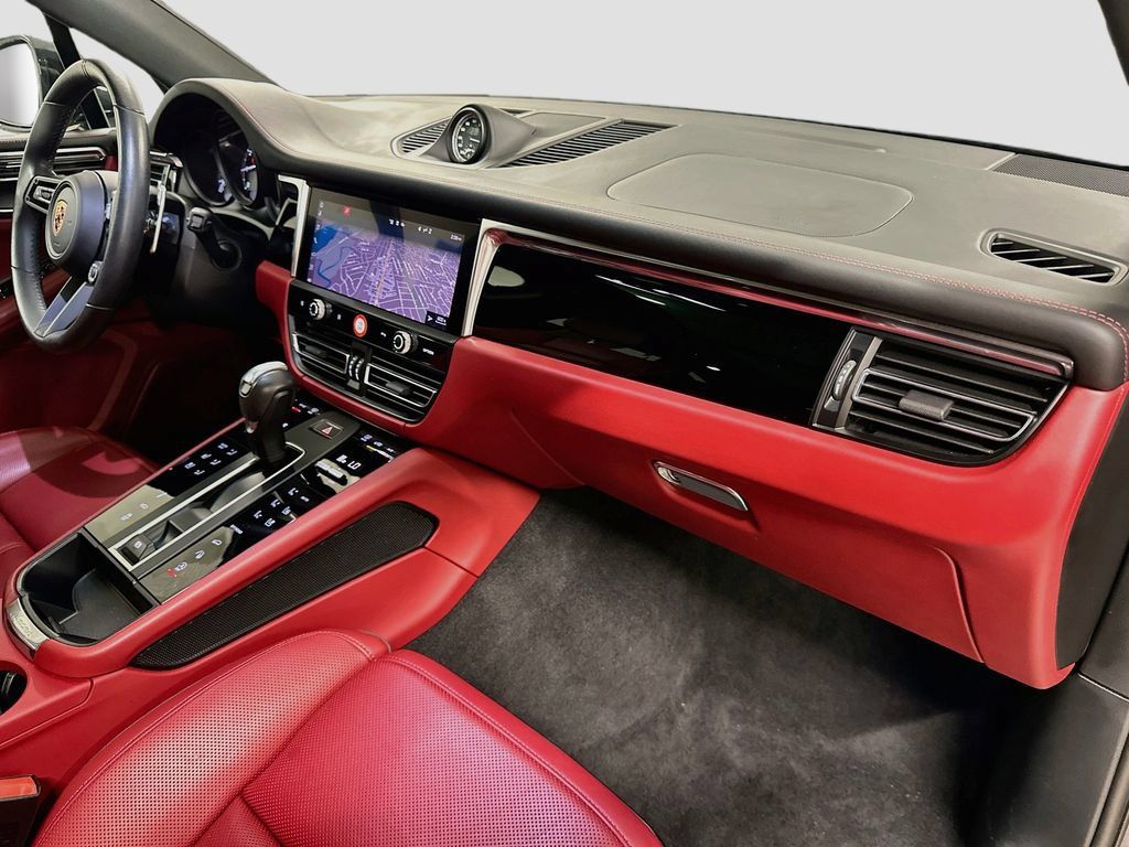 Certified 2025 Porsche Macan AWD/4WD image 30