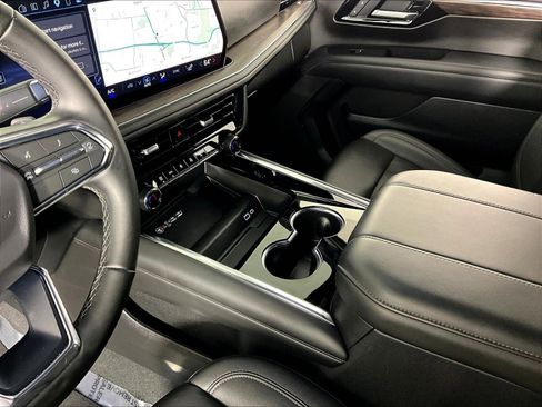 Used 2025 Chevrolet Tahoe LT RWD image 18