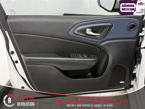 Used 2015 Chrysler 200 S w/ Navigation & Sound Group I FWD image 25