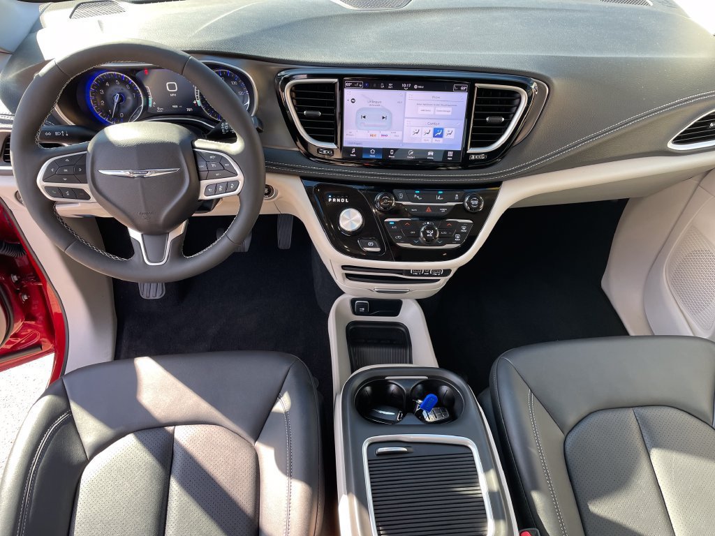 Used 2024 Chrysler Pacifica Touring-L AWD/4WD image 15