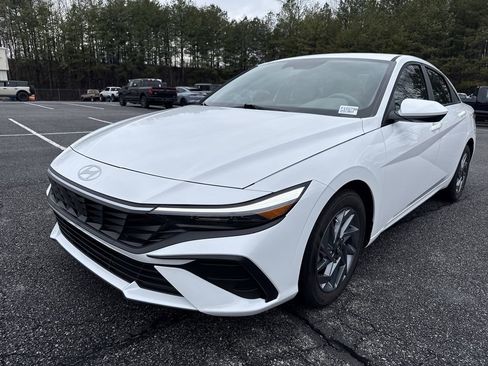 Used 2024 Hyundai Elantra SEL image 3