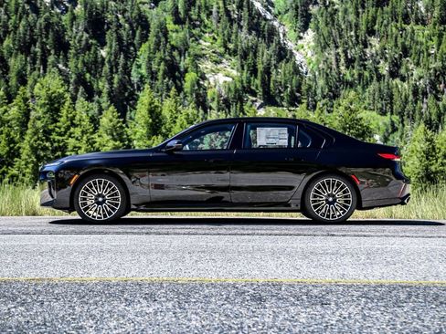 New 2025 BMW 760i xDrive w/ Executive Package image 3