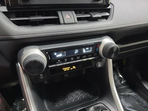 Used 2019 Toyota RAV4 LE w/ All Weather Liner Package AWD/4WD image 21