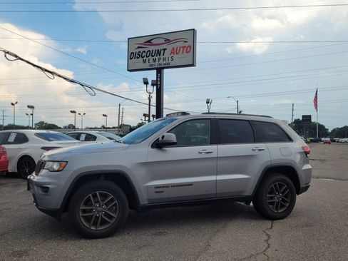 Used 2016 Jeep Grand Cherokee Laredo 75th Anniversary AWD/4WD image 21
