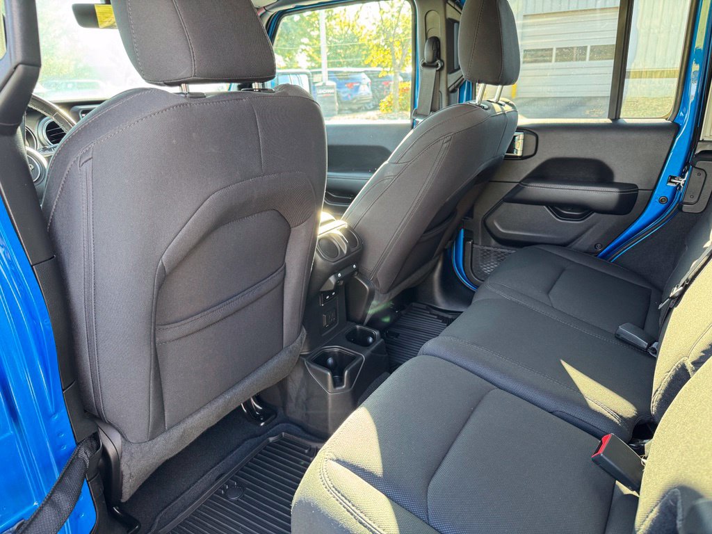Used 2022 Jeep Wrangler Unlimited Sahara AWD/4WD image 16
