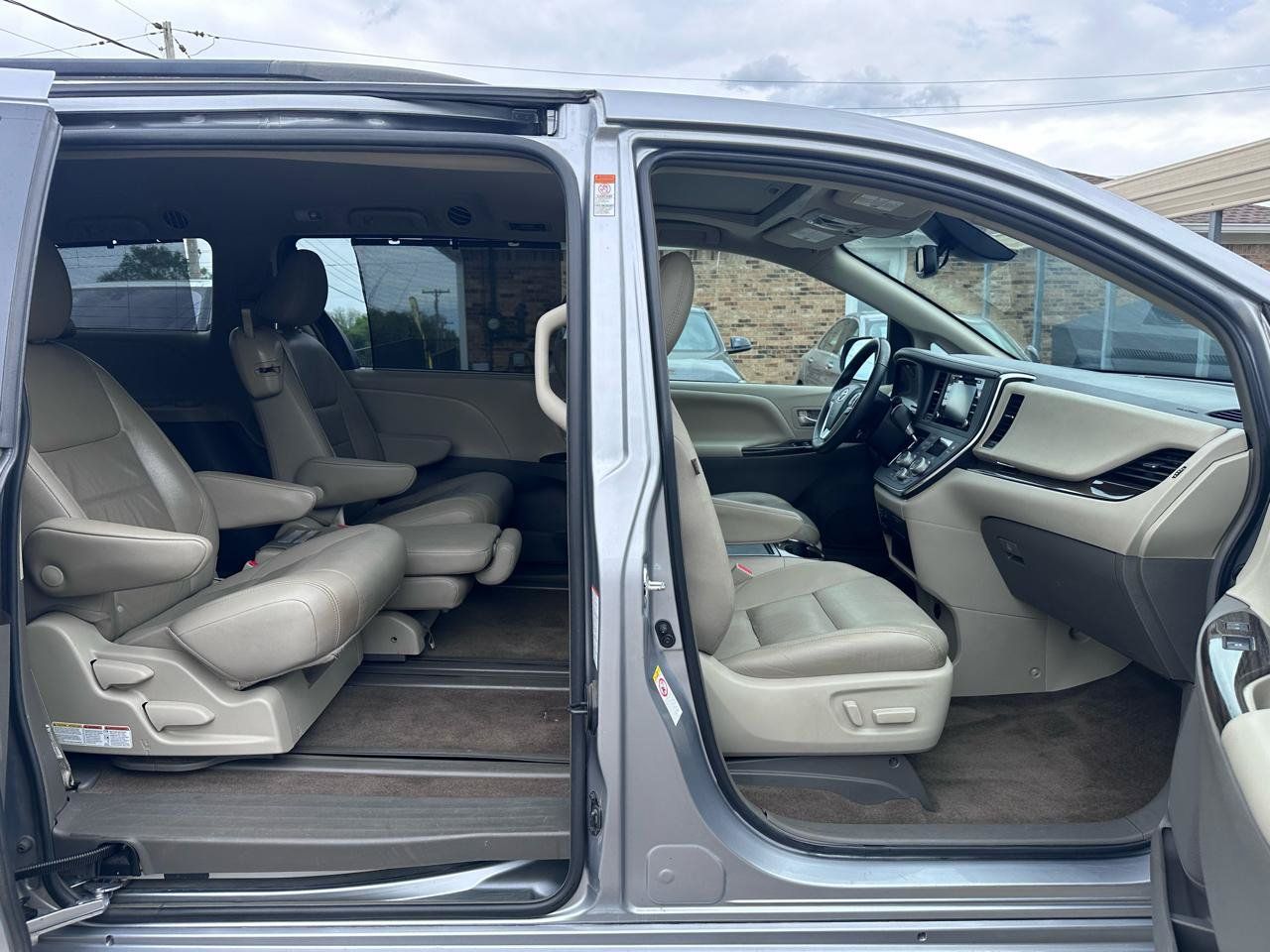 Used 2018 Toyota Sienna XLE FWD image 28