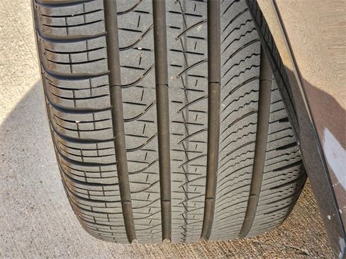 Used 2024 Land Rover Discovery Dynamic SE image 11