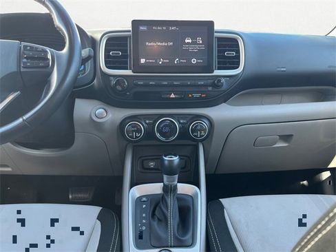 Used 2024 Hyundai Venue SEL image 12