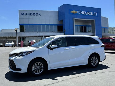 Used 2026 Toyota Sienna LE FWD image 1
