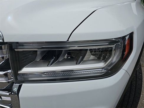 Certified 2023 GMC Acadia SLT w/ Preferred Package image 31