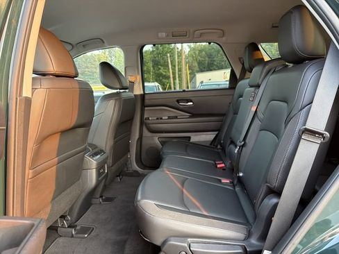 Used 2025 Nissan Pathfinder SL FWD image 13