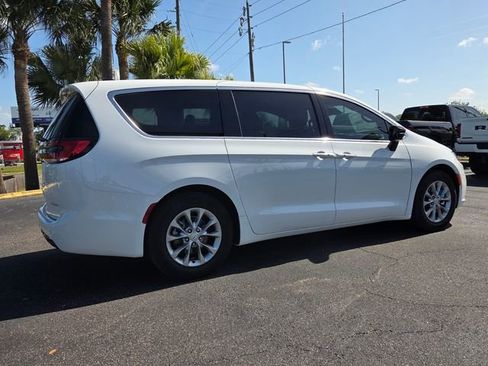 New 2026 Chrysler Pacifica Limited FWD image 7