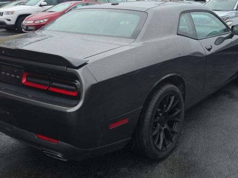 Used 2019 Dodge Challenger SXT image 2