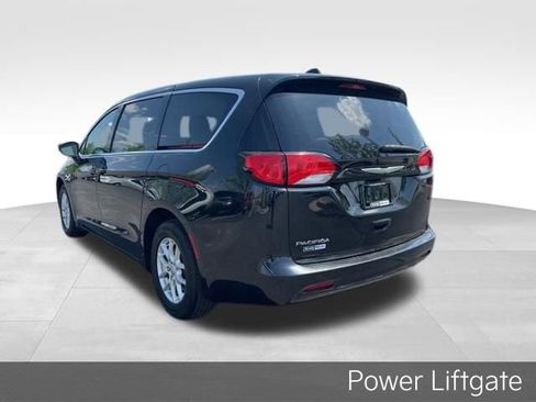 Used 2017 Chrysler Pacifica Touring image 5