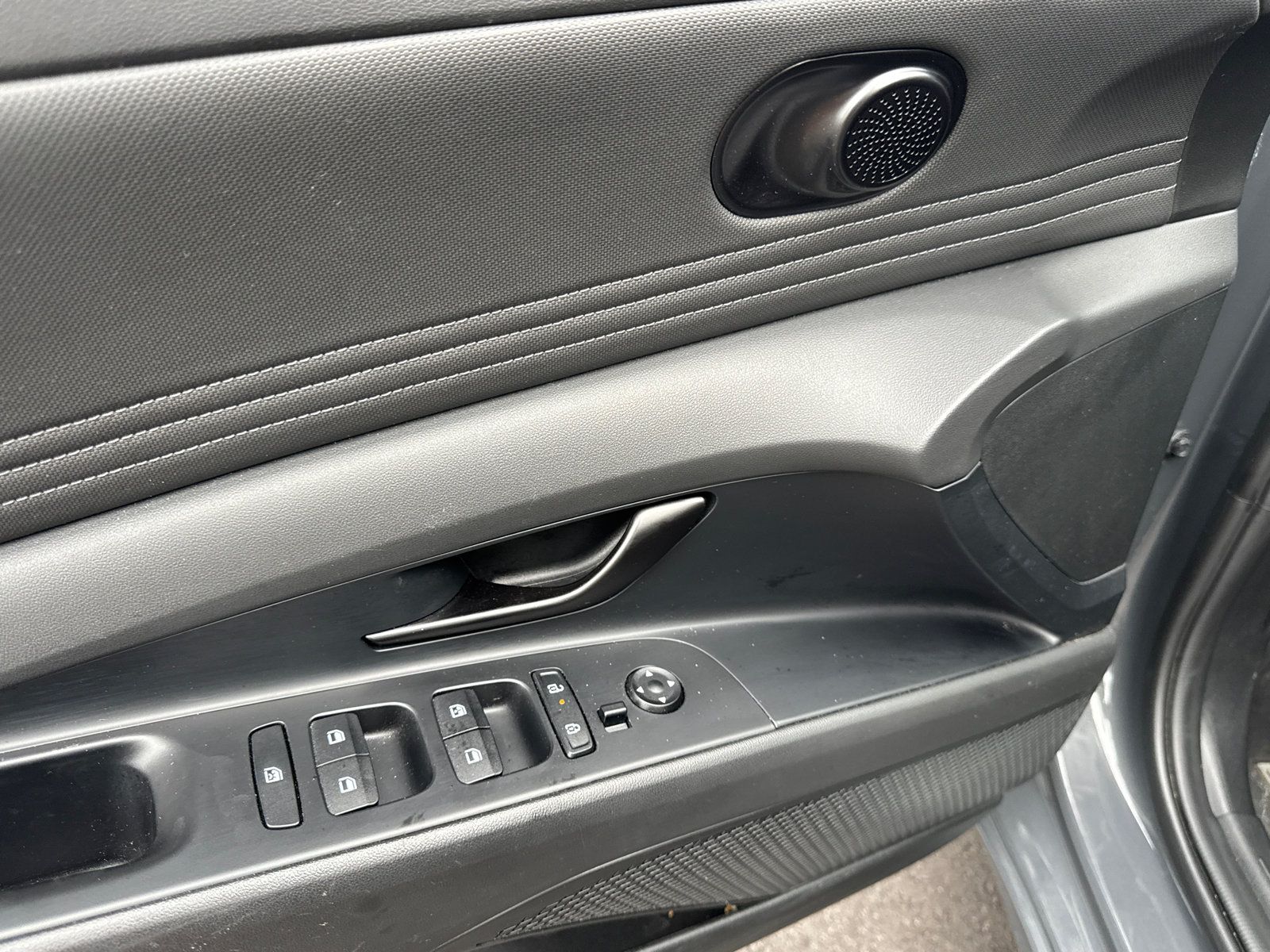 Used 2025 Hyundai Elantra Sport FWD image 11