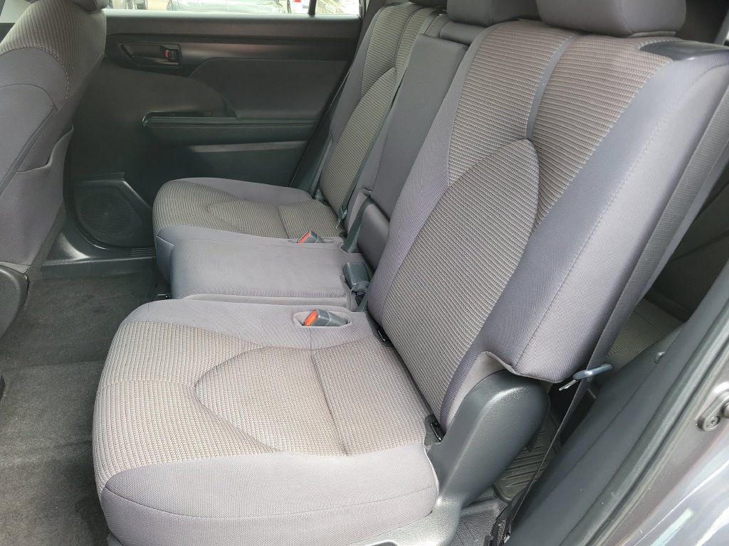 Used 2023 Toyota Highlander LE AWD/4WD image 17