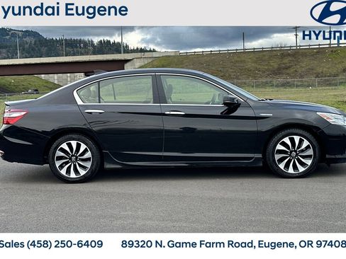 Used 2017 Honda Accord Touring image 2