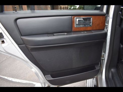 Used 2017 Lincoln Navigator Select image 21