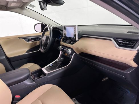 Used 2019 Toyota RAV4 Limited image 29