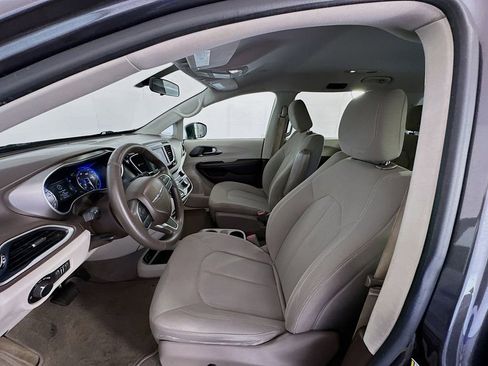 Used 2020 Chrysler Voyager LX image 19