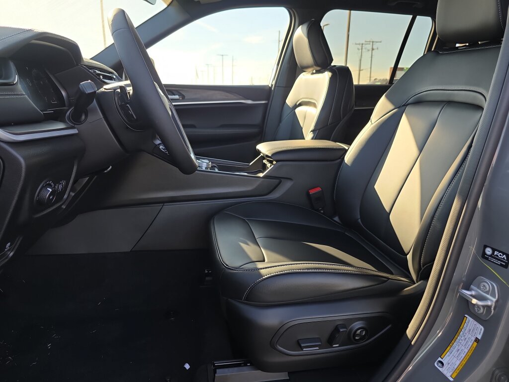 New 2027 Jeep Grand Cherokee Limited RWD image 5