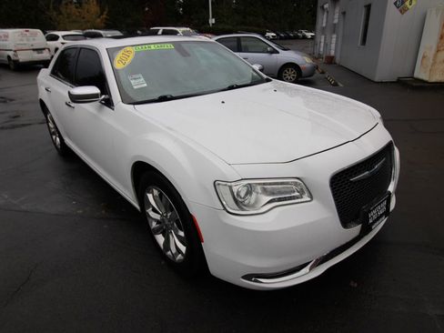 Used 2018 Chrysler 300 Limited image 8