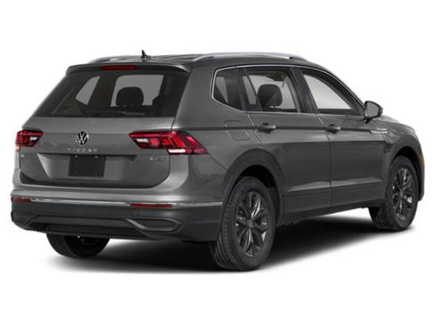Used 2023 Volkswagen Tiguan SE w/ Panoramic Sunroof Package FWD image 5