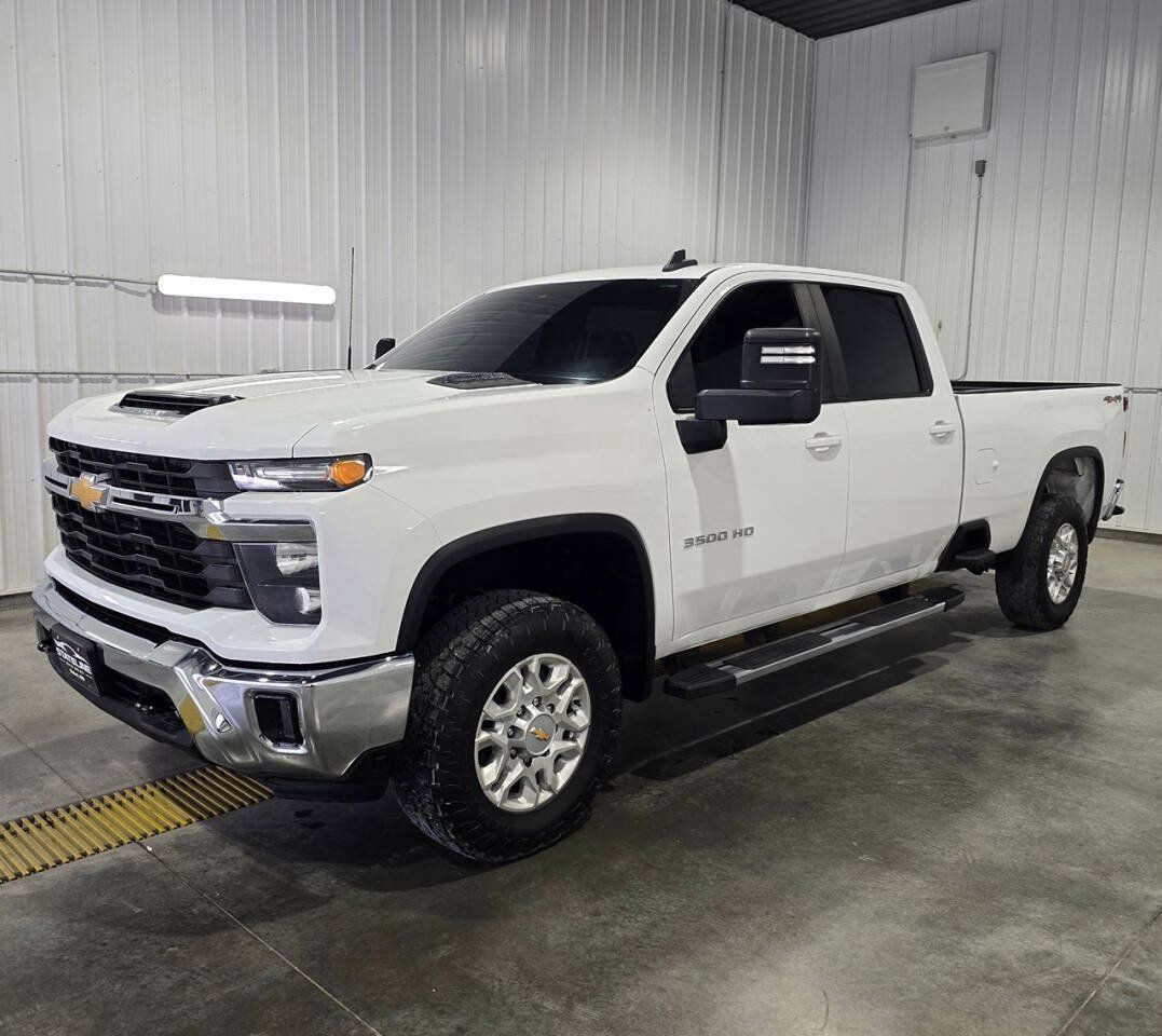 Used 2024 Chevrolet Silverado 3500 LT w/ Convenience Package AWD/4WD image 2