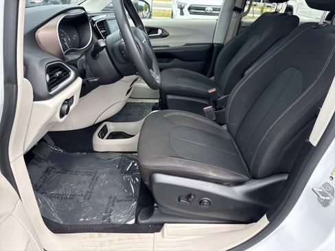 Used 2022 Chrysler Voyager LX FWD image 29