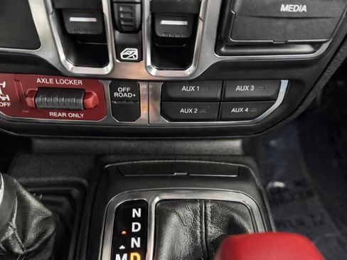 Used 2026 Jeep Gladiator Mojave AWD/4WD image 24
