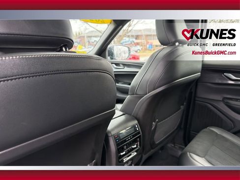 Used 2023 Jeep Grand Cherokee L Laredo image 31