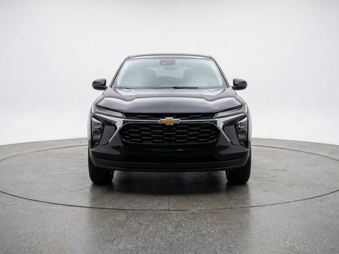 Used 2025 Chevrolet Blazer LT image 2