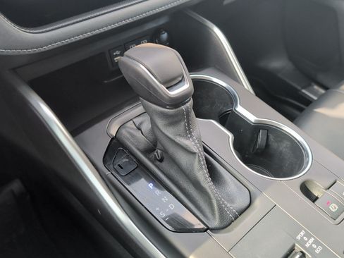 Used 2022 Toyota Highlander XLE FWD image 21