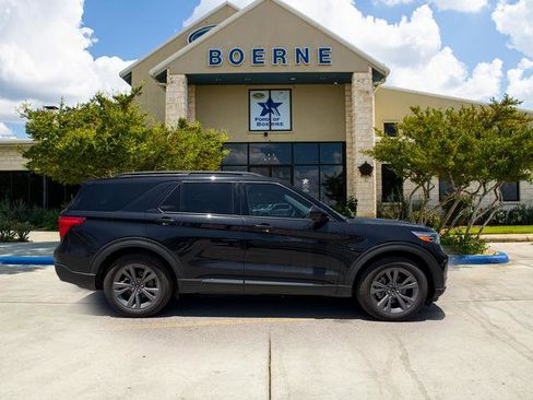 Used 2023 Ford Explorer XLT w/ Equipment Group 202A RWD image 6