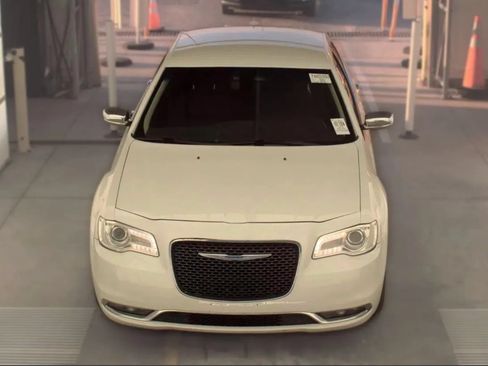 Used 2019 Chrysler 300 Limited AWD/4WD image 6