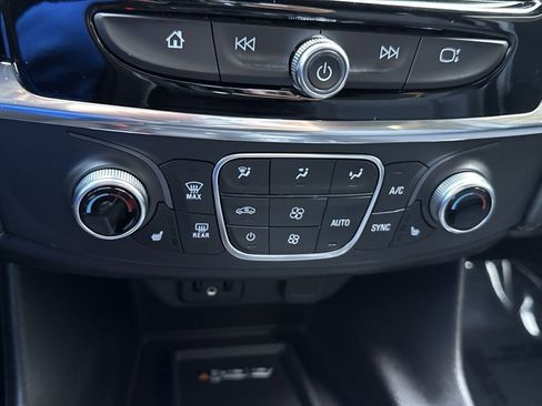 Used 2023 Chevrolet Traverse LT image 19