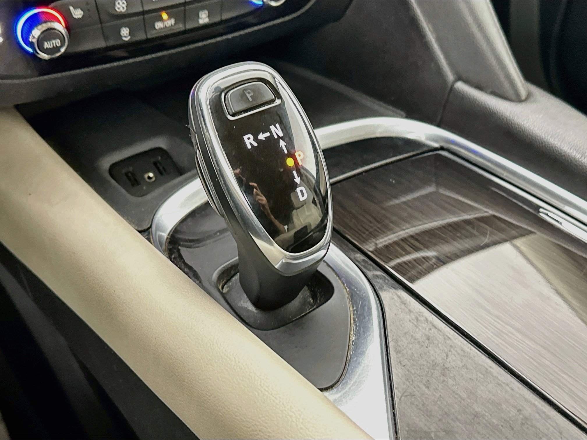 Used 2019 Buick Enclave Essence AWD/4WD image 16