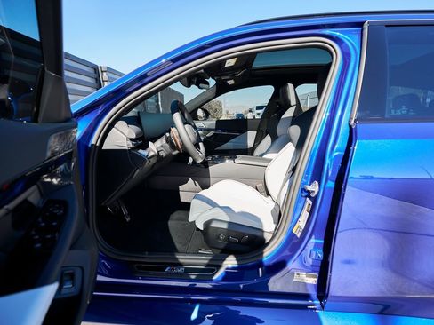 Used 2025 BMW M5 Touring image 30