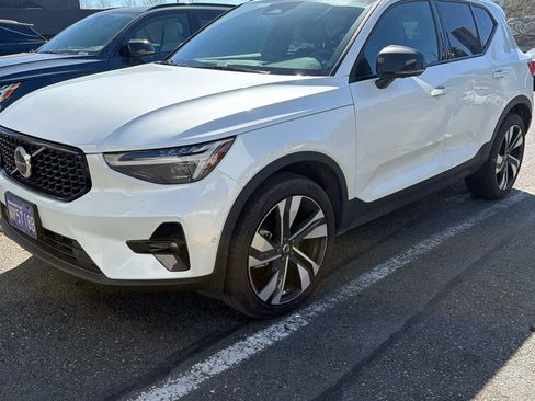 Used 2023 Volvo XC40 B5 Ultimate w/ Protection Package Premier image 3