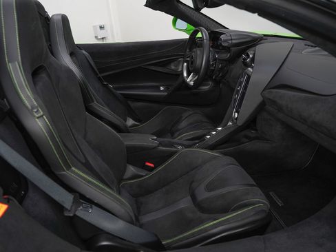 Used 2024 McLaren 750S Spider RWD image 2