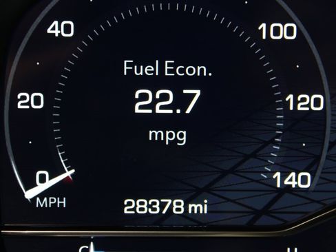 Used 2024 GMC Yukon XL SLT w/ SLT Luxury Package image 13