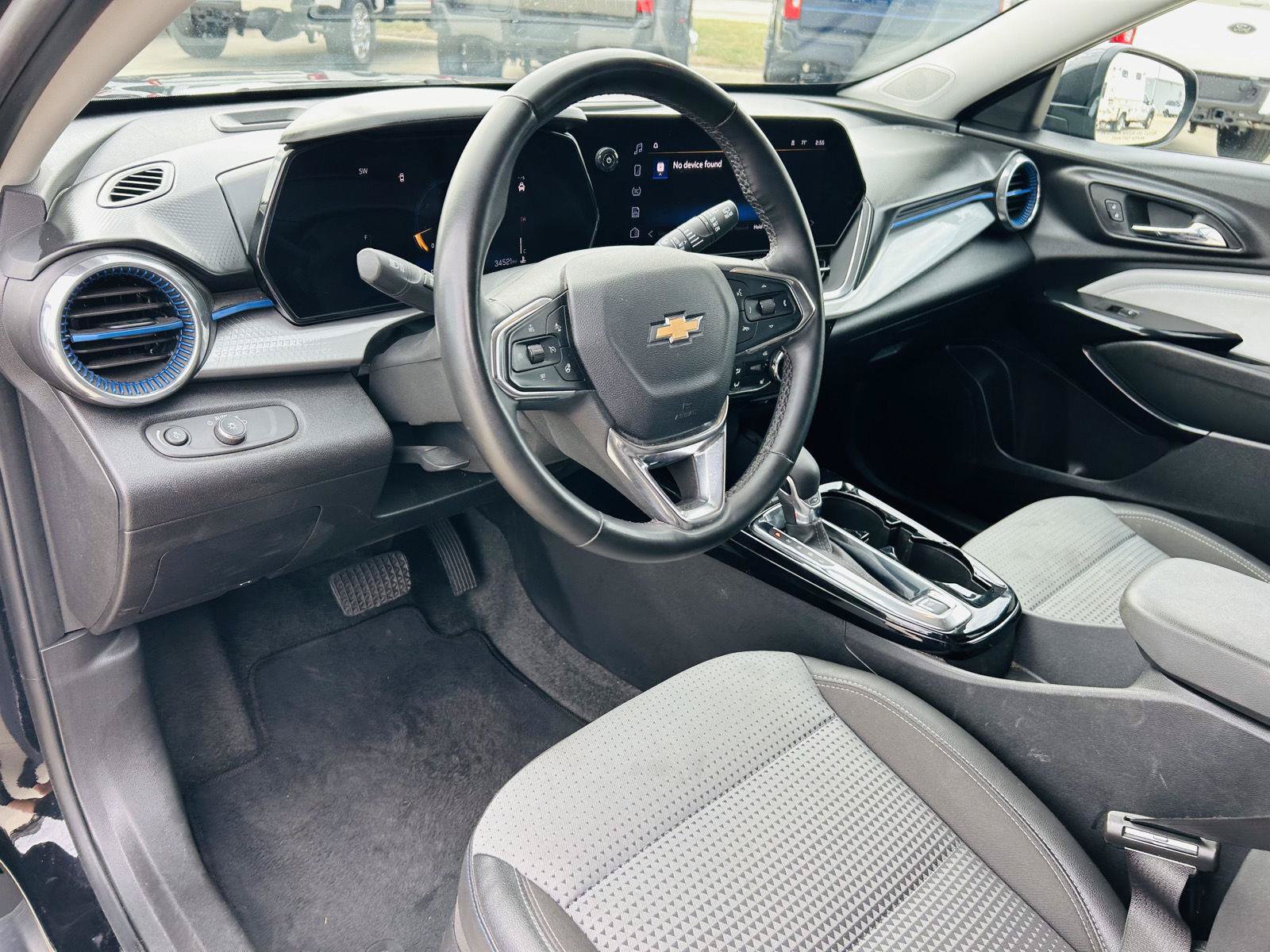 Used 2025 Chevrolet Trax LT w/ LT Convenience Package FWD image 11