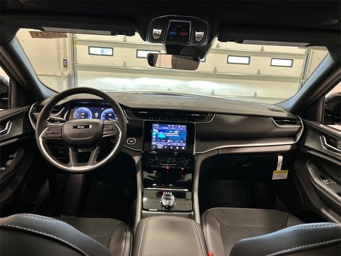 New 2025 Jeep Grand Cherokee L Altitude image 29