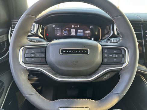 Used 2023 Jeep Wagoneer L Series III w/ Premium Group I AWD/4WD image 12