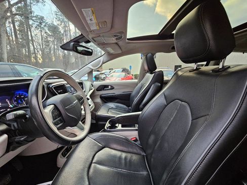 Used 2020 Chrysler Pacifica Limited image 23