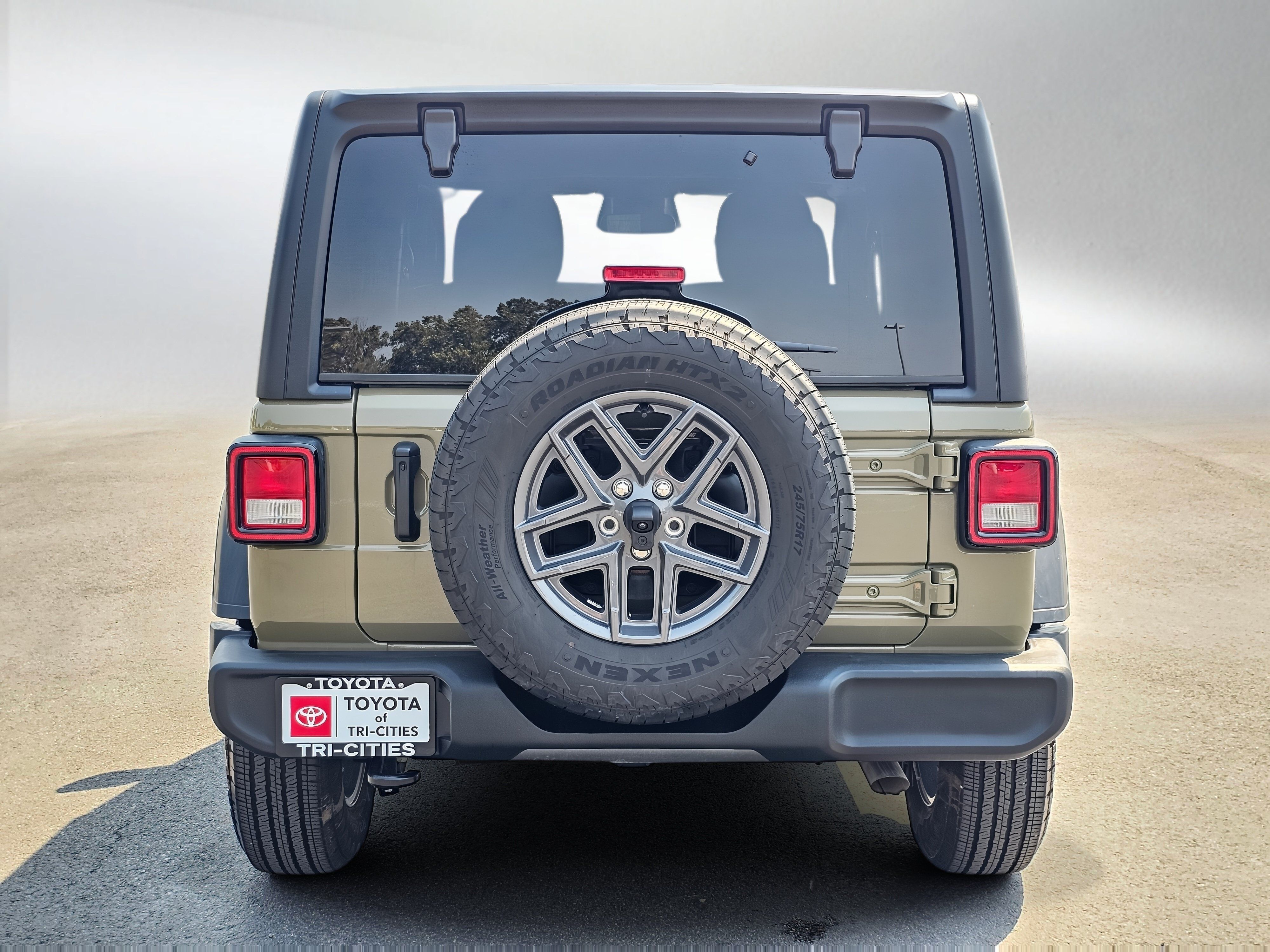 Used 2025 Jeep Wrangler Sport AWD/4WD image 4