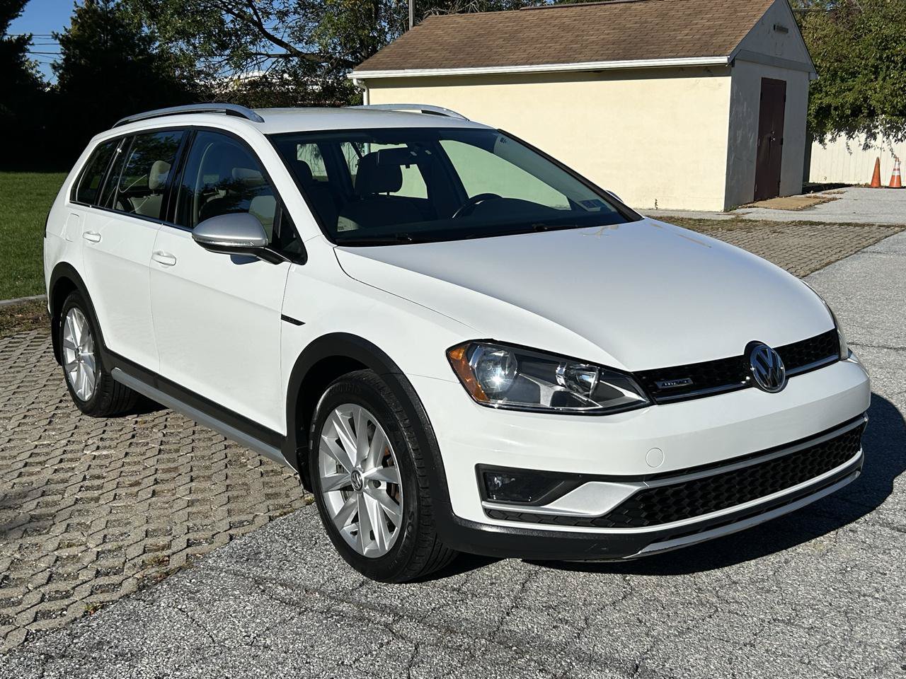 Used 2017 Volkswagen Golf Alltrack S AWD/4WD image 3
