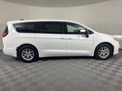 Used 2025 Chrysler Pacifica Select FWD image 34